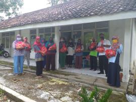 PEMBERIAN MAKANAN TAMBAHAN (PMT) UNTUK BALITA DI DESA SUMBEREJO