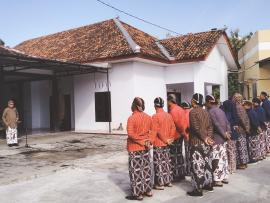 Pamong Kalurahan Sumberejo Kenakan Busana Adat Jawa Gagrak Ngayogyakarta Saat Apel Kamis Pon