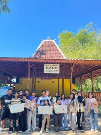 Sentuhan Alam Menjadi Karya, KKN UDB Kenalkan Batik Ecoprint kepada Karang Taruna Dusun Kare